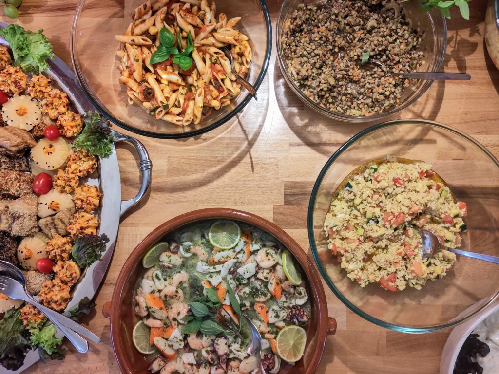 Beispiel für ein Gästebuffet im Hofkontor Bonn: Schüsseln mit Salaten und Seafood